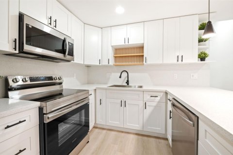 House in Fort Lauderdale, Florida 3 bedrooms, 106.65 sq.m. № 2063262 - photo 10