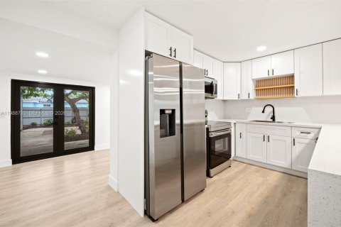 House in Fort Lauderdale, Florida 3 bedrooms, 106.65 sq.m. № 2063262 - photo 11