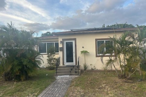 House in Hollywood, Florida 3 bedrooms, 105.54 sq.m. № 2011288
