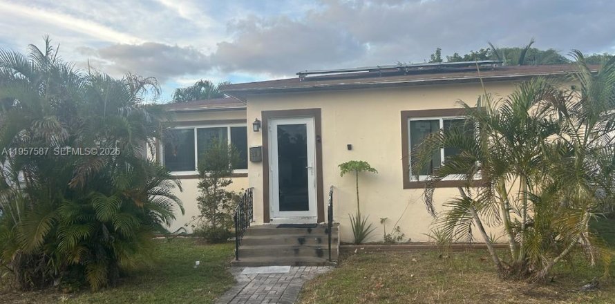 House in Hollywood, Florida 3 bedrooms, 105.54 sq.m. № 2011288