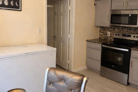 House in Hollywood, Florida 3 bedrooms, 105.54 sq.m. № 2011288 - photo 4