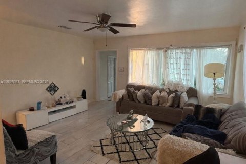 House in Hollywood, Florida 3 bedrooms, 105.54 sq.m. № 2011288 - photo 6