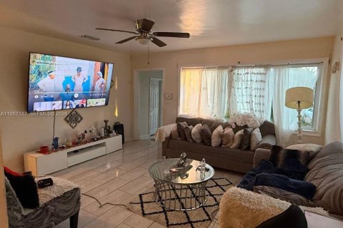 House in Hollywood, Florida 3 bedrooms, 105.54 sq.m. № 2011288 - photo 3