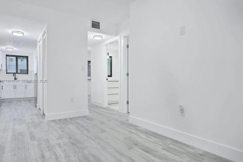Apartment in Miami, Florida 2 bedrooms № 2065254 - photo 4
