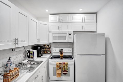 Condo in Deerfield Beach, Florida, 1 bedroom  № 1872314 - photo 8