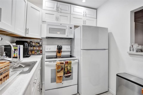 Condo in Deerfield Beach, Florida, 1 bedroom  № 1872314 - photo 9