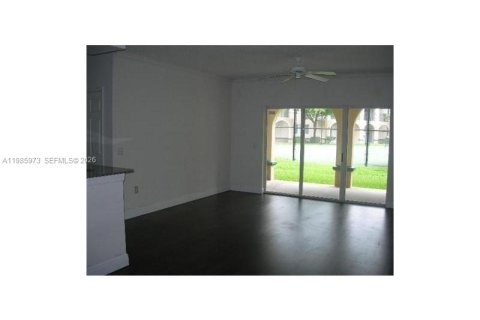 Condo in Miramar, Florida, 1 bedroom  № 2047602 - photo 2