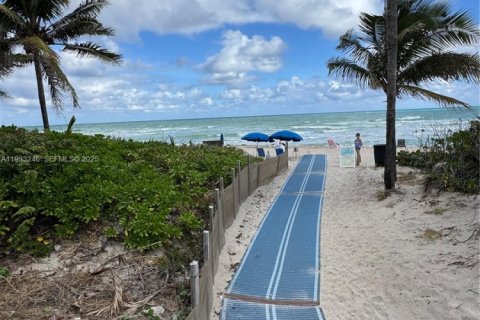 Condo in Hallandale Beach, Florida, 3 bedrooms  № 1992174 - photo 24