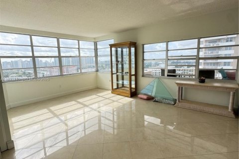 Condo in Hallandale Beach, Florida, 3 bedrooms  № 1992174 - photo 3