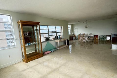 Condo in Hallandale Beach, Florida, 3 bedrooms  № 1992174 - photo 5