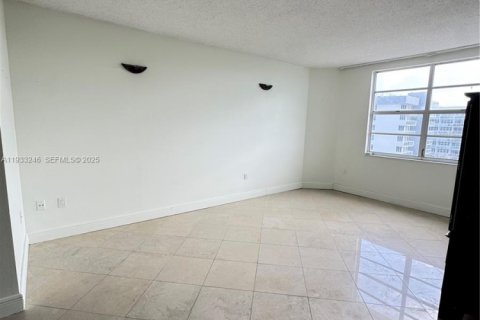 Condo in Hallandale Beach, Florida, 3 bedrooms  № 1992174 - photo 13