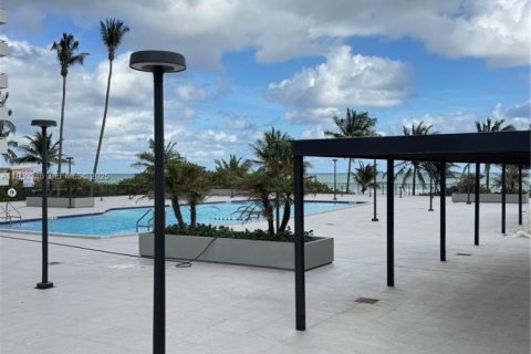 Condo in Hallandale Beach, Florida, 3 bedrooms  № 1992174 - photo 22