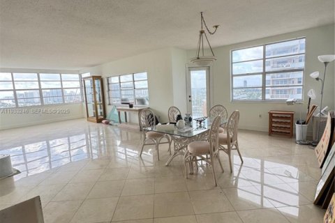 Condo in Hallandale Beach, Florida, 3 bedrooms  № 1992174 - photo 2