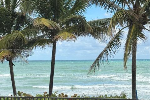 Condo in Hallandale Beach, Florida, 3 bedrooms  № 1992174 - photo 26