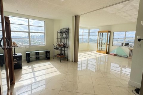 Condo in Hallandale Beach, Florida, 3 bedrooms  № 1992174 - photo 4