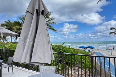 Condo in Hallandale Beach, Florida, 3 bedrooms  № 1992174 - photo 23