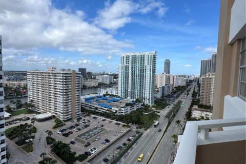 Condo in Hallandale Beach, Florida, 3 bedrooms  № 1992174 - photo 9