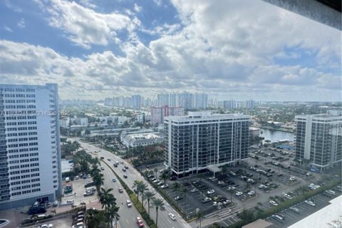 Condo in Hallandale Beach, Florida, 3 bedrooms  № 1992174 - photo 7