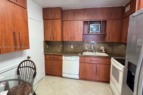 Condo in Hallandale Beach, Florida, 3 bedrooms  № 1992174 - photo 11