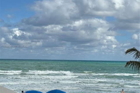Condo in Hallandale Beach, Florida, 3 bedrooms  № 1992174 - photo 27