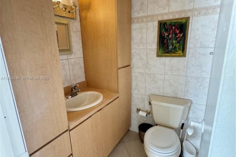 Condo in Hallandale Beach, Florida, 3 bedrooms  № 1992174 - photo 18