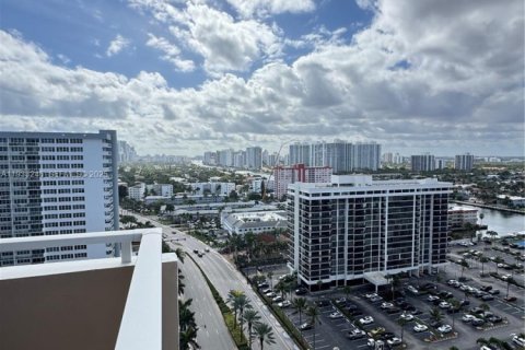 Condo in Hallandale Beach, Florida, 3 bedrooms  № 1992174 - photo 10