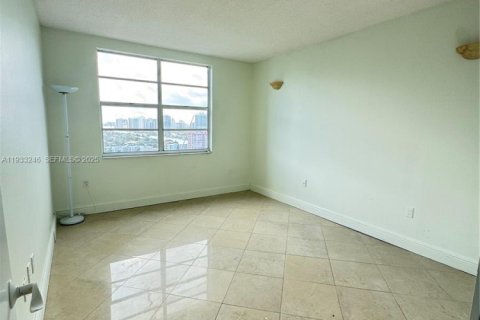 Condo in Hallandale Beach, Florida, 3 bedrooms  № 1992174 - photo 15