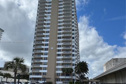 Condo in Hallandale Beach, Florida, 3 bedrooms  № 1992174 - photo 20