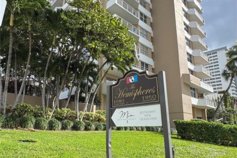 Condo in Hallandale Beach, Florida, 3 bedrooms  № 1992174 - photo 1