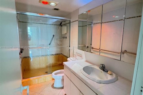 Condo in Hallandale Beach, Florida, 3 bedrooms  № 1992174 - photo 12