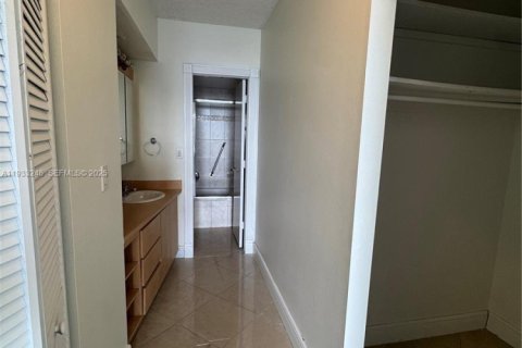 Condo in Hallandale Beach, Florida, 3 bedrooms  № 1992174 - photo 14