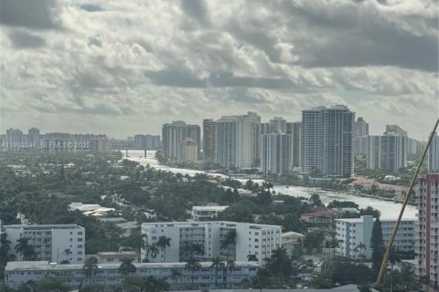 Condo in Hallandale Beach, Florida, 3 bedrooms  № 1992174 - photo 16