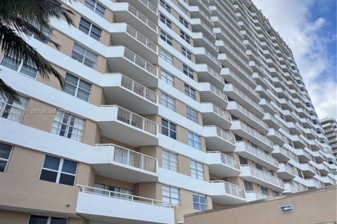Condo in Hallandale Beach, Florida, 3 bedrooms  № 1992174 - photo 21