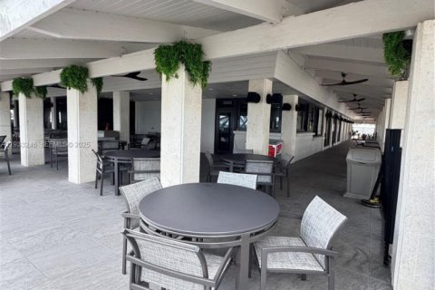 Condo in Hallandale Beach, Florida, 3 bedrooms  № 1992174 - photo 25