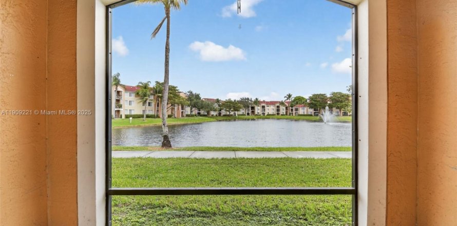 Кондоминиум с 3 спальнями в Мирамар, Флорида № 1970337