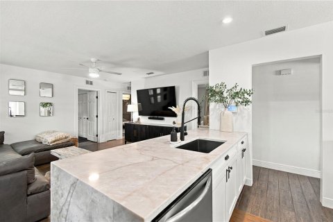 Villa ou maison à vendre à Tampa, Floride: 4 chambres, 143.81 m2 № 2419989 - photo 13