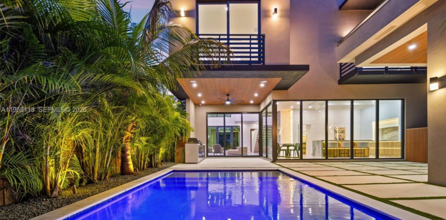 Дом в Майами, Флорида 5 спален, 308.53м2 № 2023258