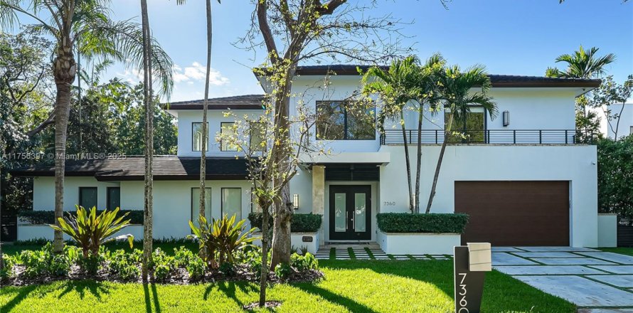 House in Miami, Florida 6 bedrooms, 522.95 sq.m. № 1610499