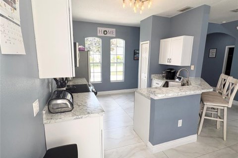 House in Haines City, Florida 5 bedrooms, 254.46 sq.m. № 2104932 - photo 4