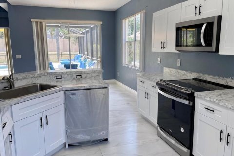 House in Haines City, Florida 5 bedrooms, 254.46 sq.m. № 2104932 - photo 11