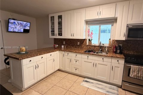 House in Miami, Florida 3 bedrooms, 169.55 sq.m. № 1994501 - photo 8