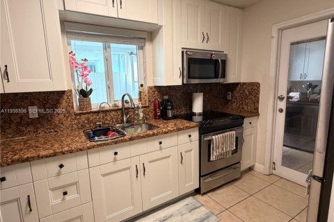 House in Miami, Florida 3 bedrooms, 169.55 sq.m. № 1994501 - photo 10