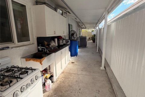 House in Miami, Florida 3 bedrooms, 169.55 sq.m. № 1994501 - photo 19