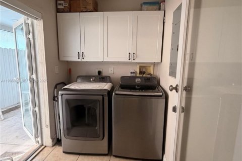 House in Miami, Florida 3 bedrooms, 169.55 sq.m. № 1994501 - photo 18