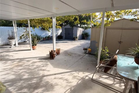 House in Miami, Florida 3 bedrooms, 169.55 sq.m. № 1994501 - photo 21