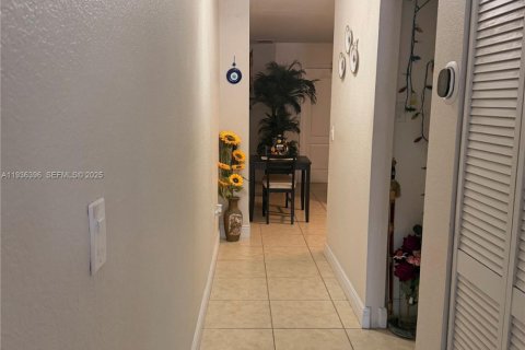 House in Miami, Florida 3 bedrooms, 169.55 sq.m. № 1994501 - photo 6