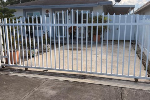 House in Miami, Florida 3 bedrooms, 169.55 sq.m. № 1994501 - photo 2