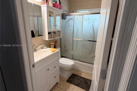 House in Miami, Florida 3 bedrooms, 169.55 sq.m. № 1994501 - photo 15