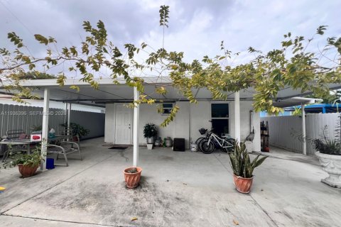 House in Miami, Florida 3 bedrooms, 169.55 sq.m. № 1994501 - photo 23