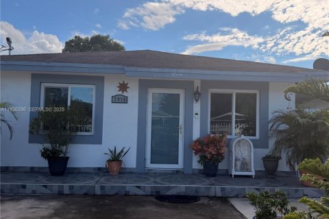 House in Miami, Florida 3 bedrooms, 169.55 sq.m. № 1994501